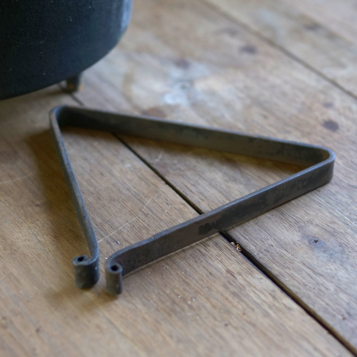 Dutch oven trivet with two sets of legs